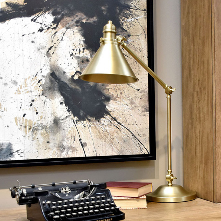 Lampada da tavolo dal design industrial struttura e paralume in acciaio