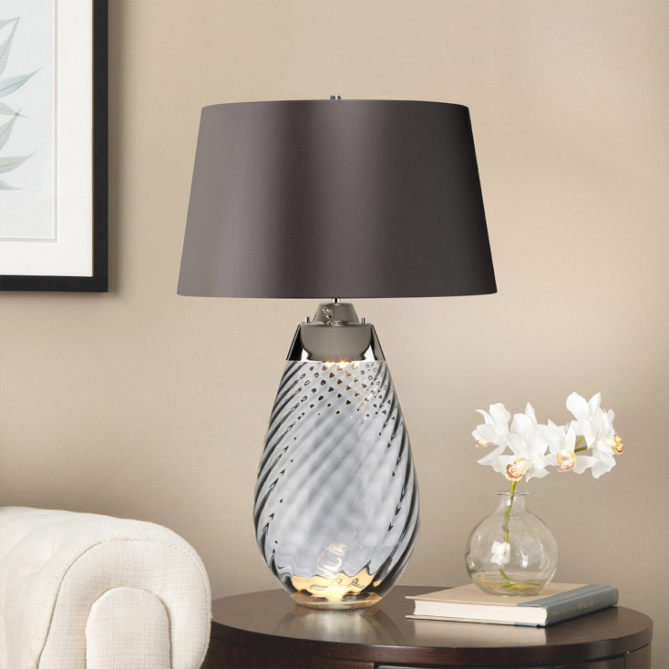 Lampada da tavolo grande moderna con base in vetro e paralume in tessuto