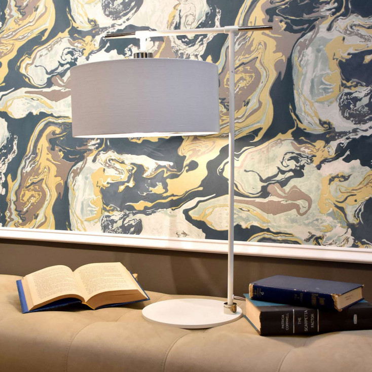 Lampada da tavolo in acciaio con diffusore in tessuto dal design moderno