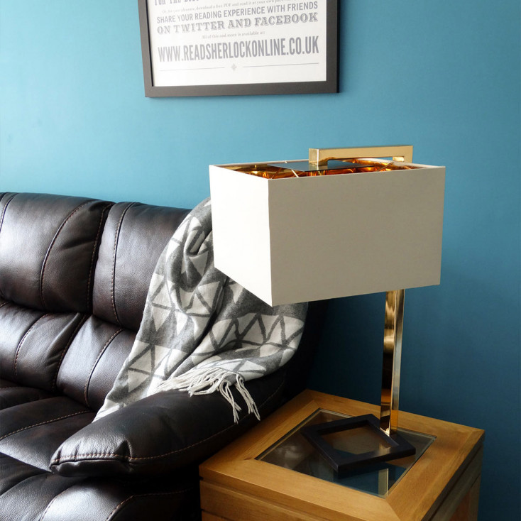 Lampada da tavolo in metallo dal design moderno con diffusore in tessuto