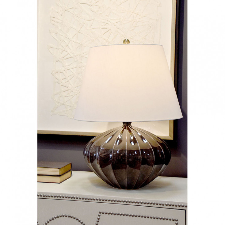 Lampada da tavolo in porcellana design classico con paralume crema in tessuto