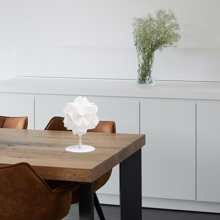 Abatjour con struttura in metallo e diffusore in PVC