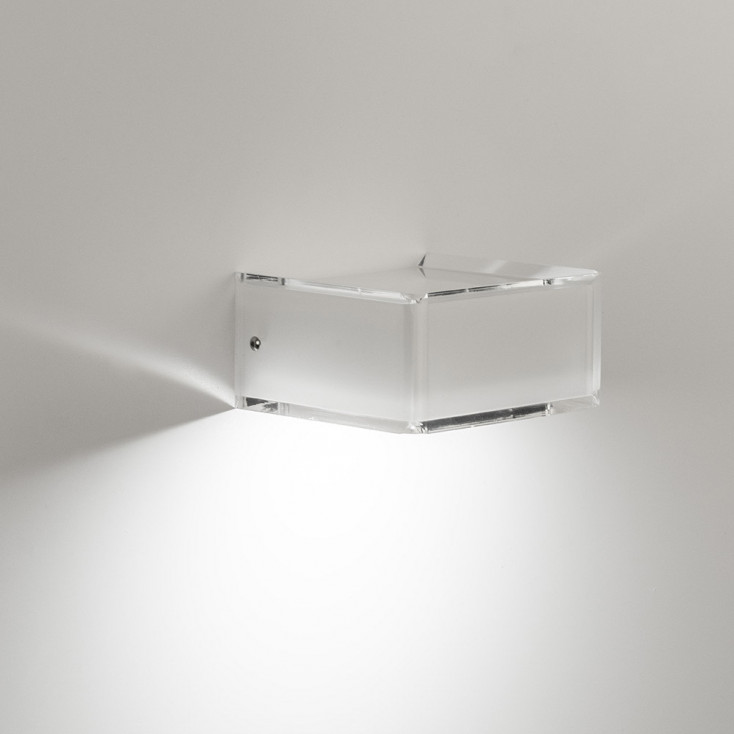 Applique moderna con diffusore in plexiglass con 1 lampadina