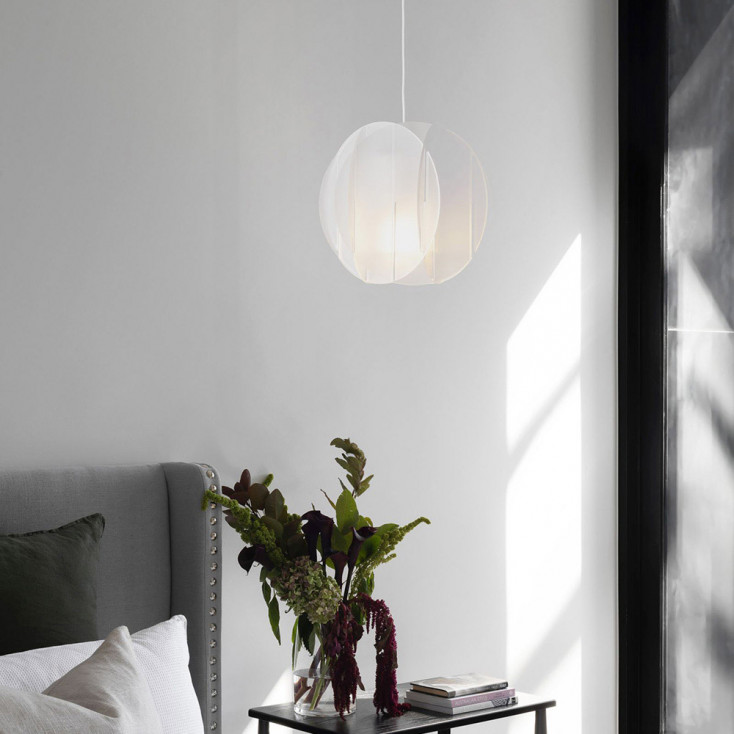 Lampada a sospensione piccola con diffusore in plexiglass dal design modeno