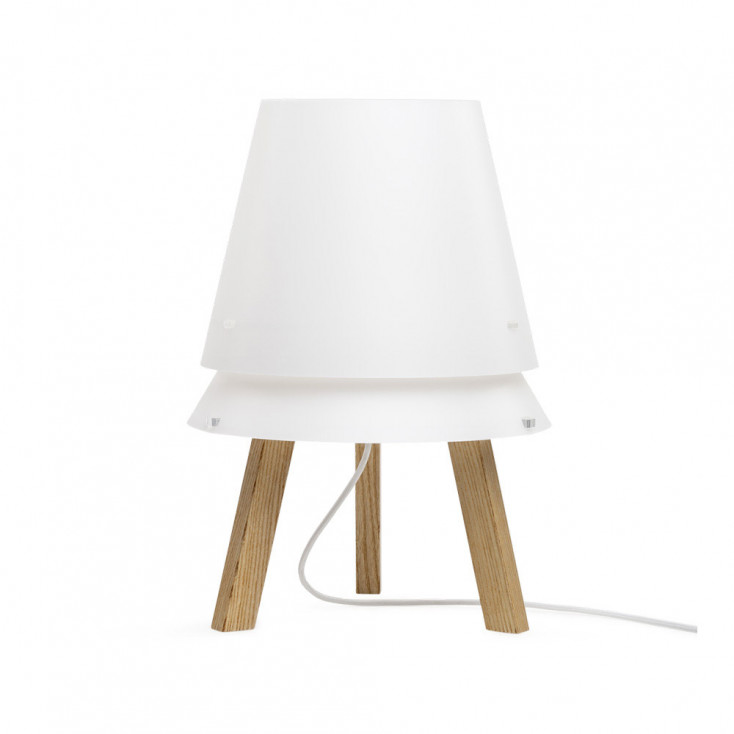 Lampada da tavolo con struttura in legno e paralume in PVC