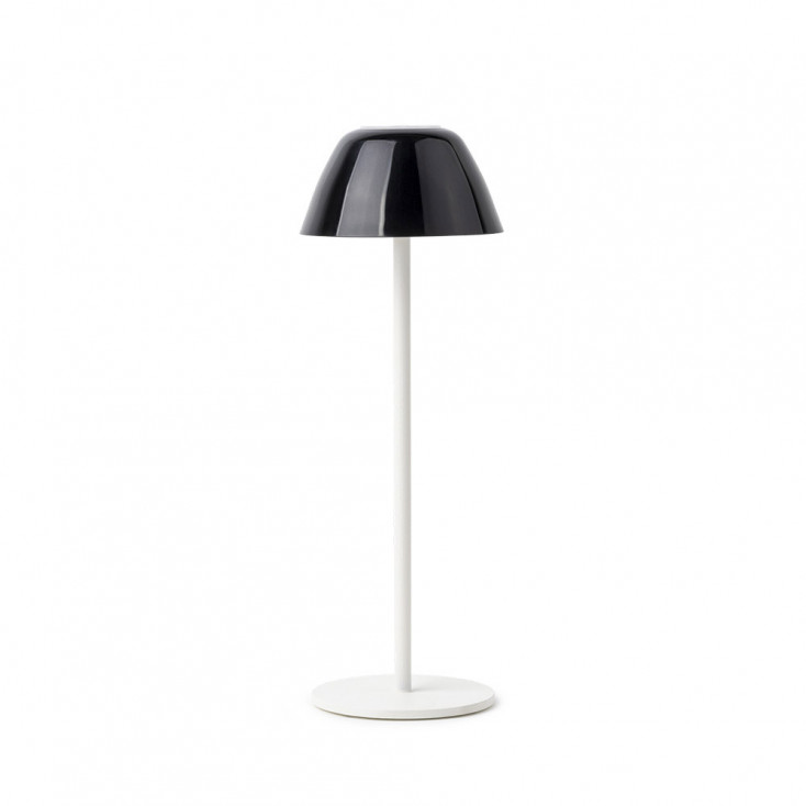 Lampada da tavolo con struttura in metallo bianca e diffusore in PVC