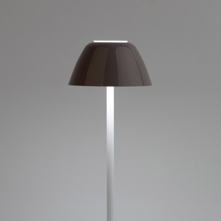 Lampada da tavolo con struttura in metallo bianca e diffusore in PVC