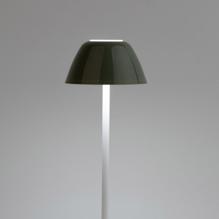Lampada da tavolo con struttura in metallo bianca e diffusore in PVC