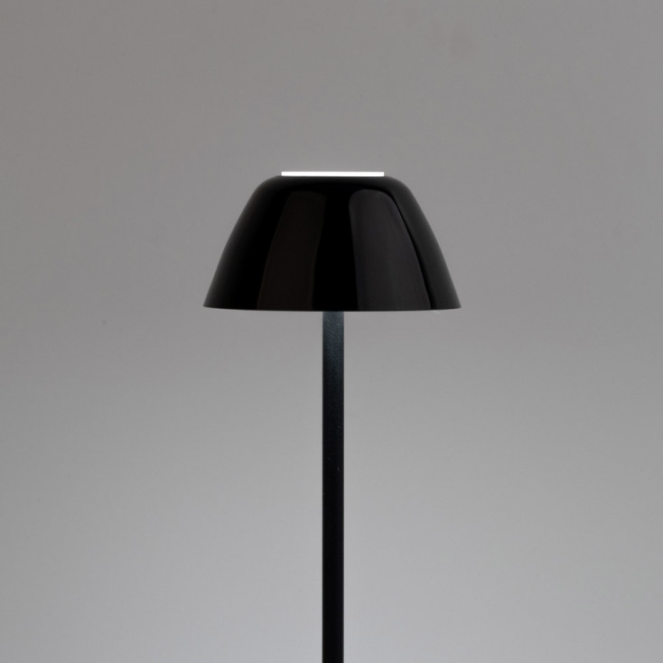 Lampada da tavolo con struttura in metallo nera e diffusore in PVC