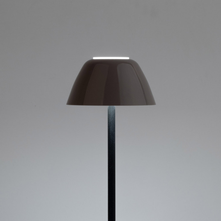 Lampada da tavolo con struttura in metallo nera e diffusore in PVC