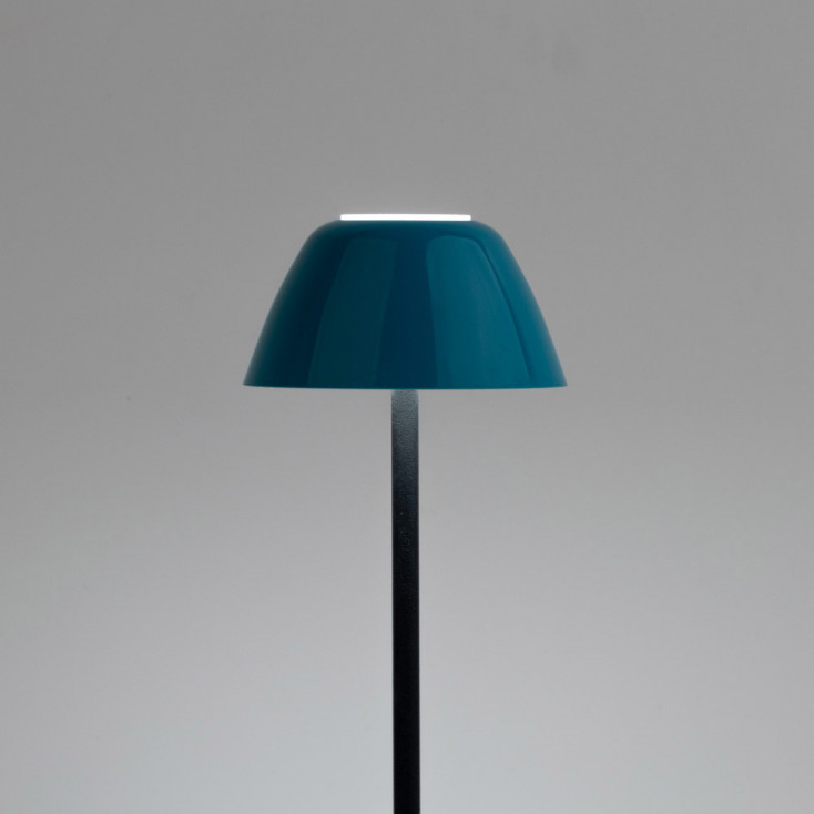 Lampada da tavolo con struttura in metallo nera e diffusore in PVC
