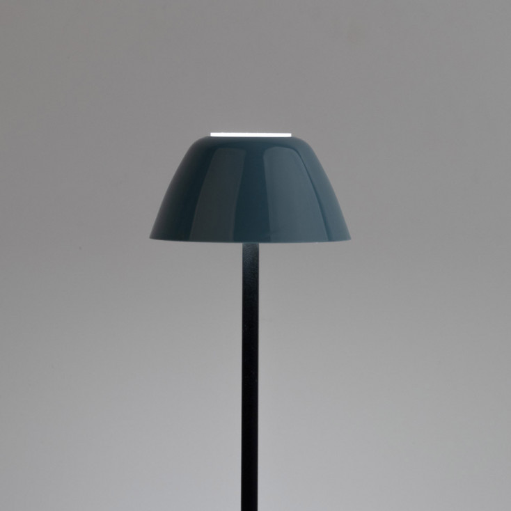 Lampada da tavolo con struttura in metallo nera e diffusore in PVC