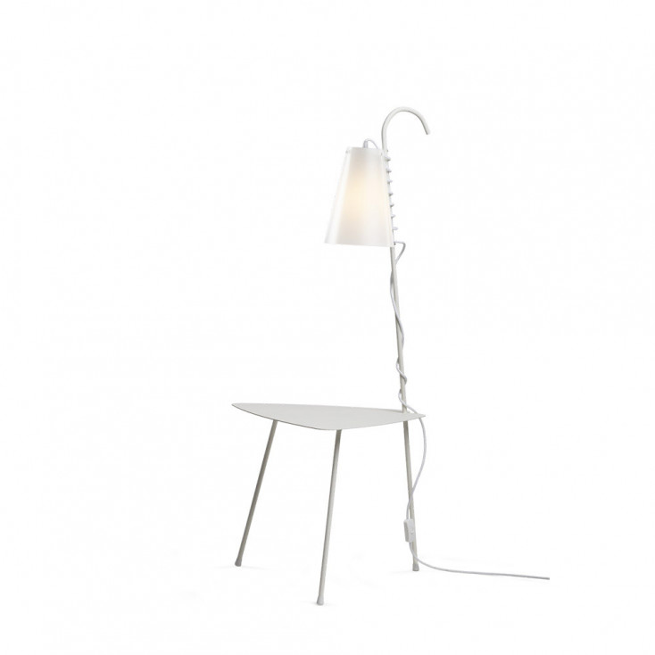 Lampada da terra in PVC con struttura in ferro con ripiano portaoggetti