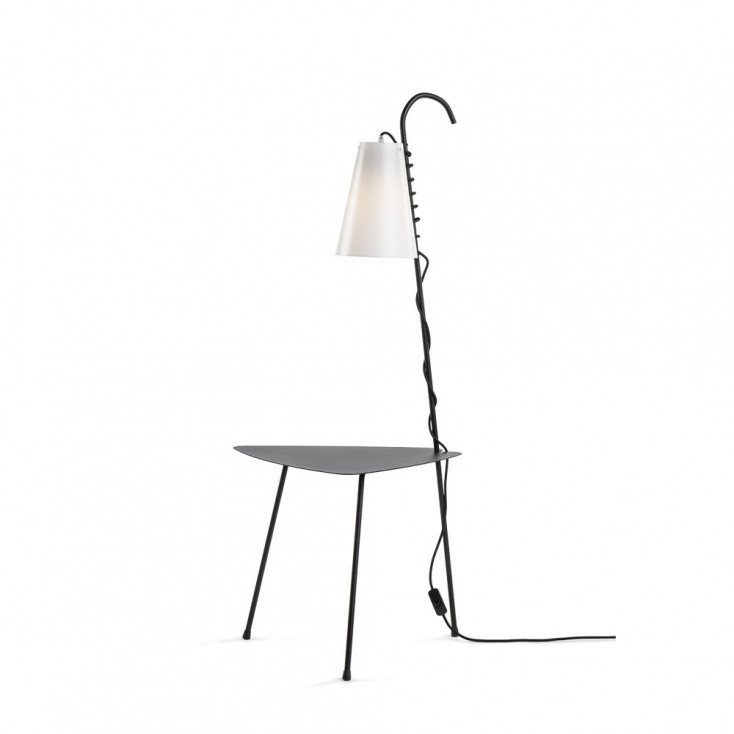 Lampada da terra in PVC con struttura in ferro con ripiano portaoggetti