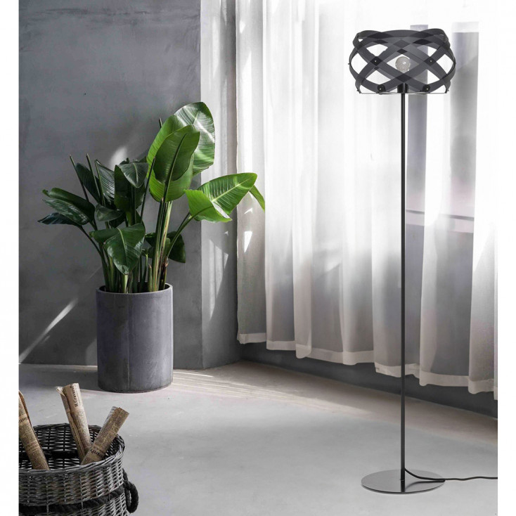 Piantana in metallo con paralume in plexiglass dal design moderno