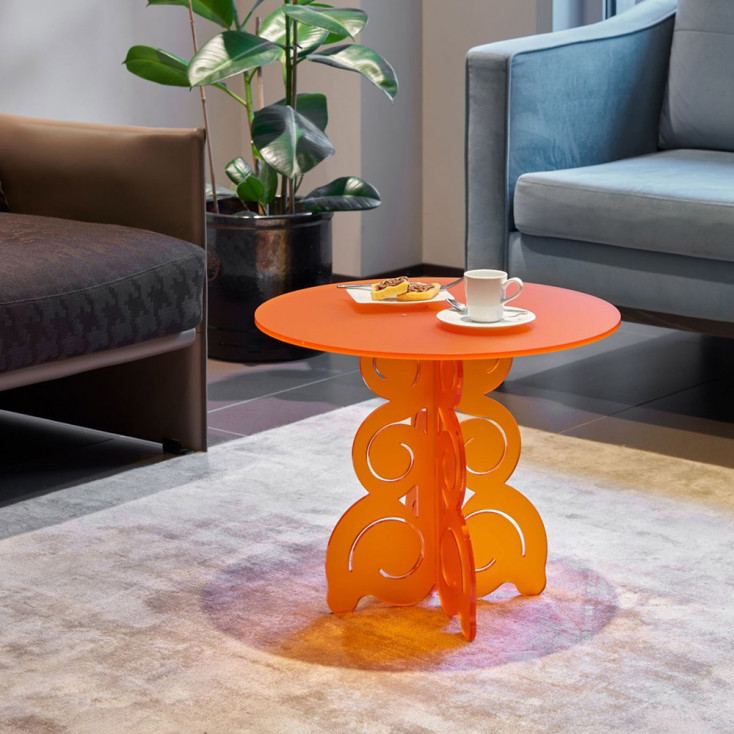 Tavolinetto da salotto in stile barocco con struttura e piano in plexiglss