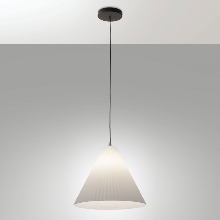 Lampada a sospensione con struttura in metallo e diffusore a cono in PVC