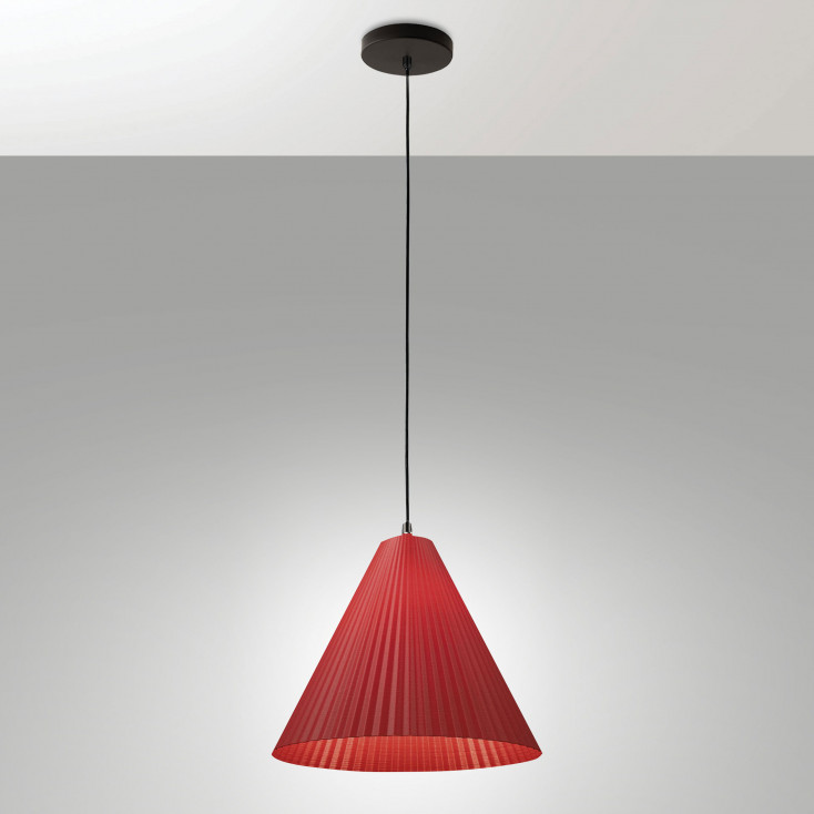 Lampada a sopensione con struttura in metallo e diffusore a cono in PVC