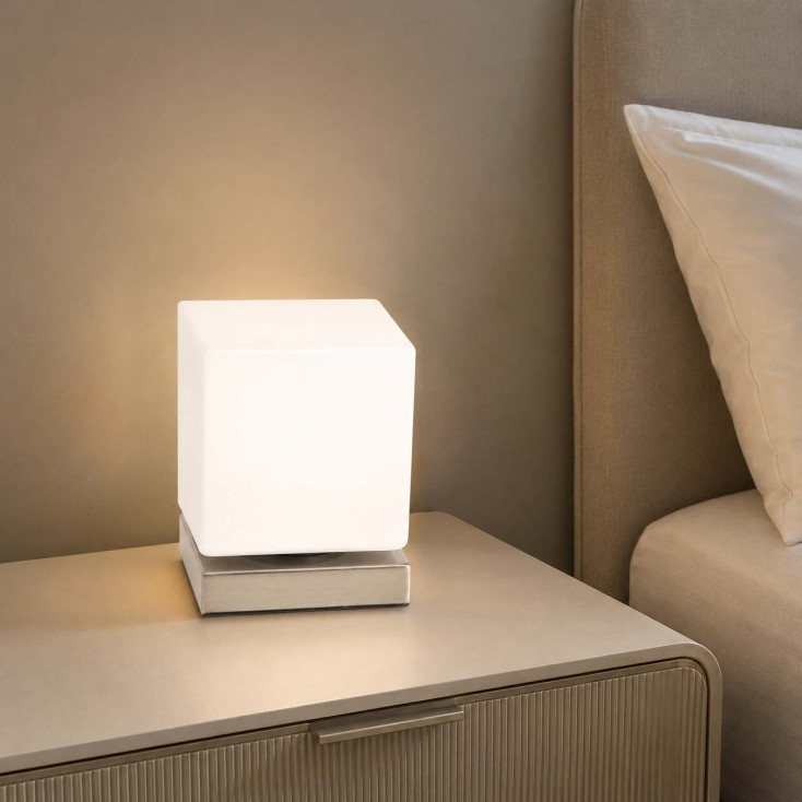 Lampada da comodino LED dimmerabile in metallo con diffusore in vetro