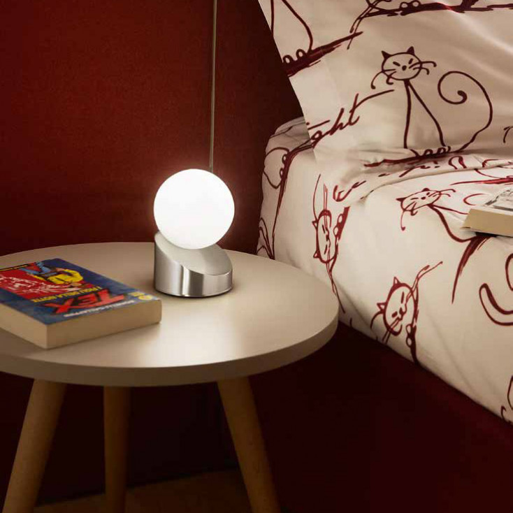 Lampada da comodino LED moderna in metallo con diffusore in vetro