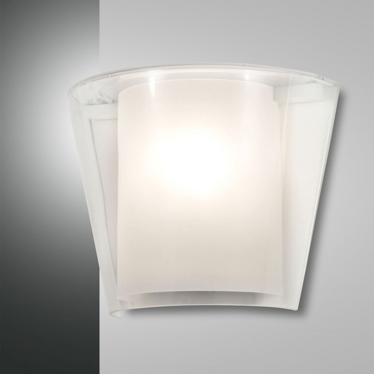 Lampada da parete con diffusore in vetro dalle linee moderne