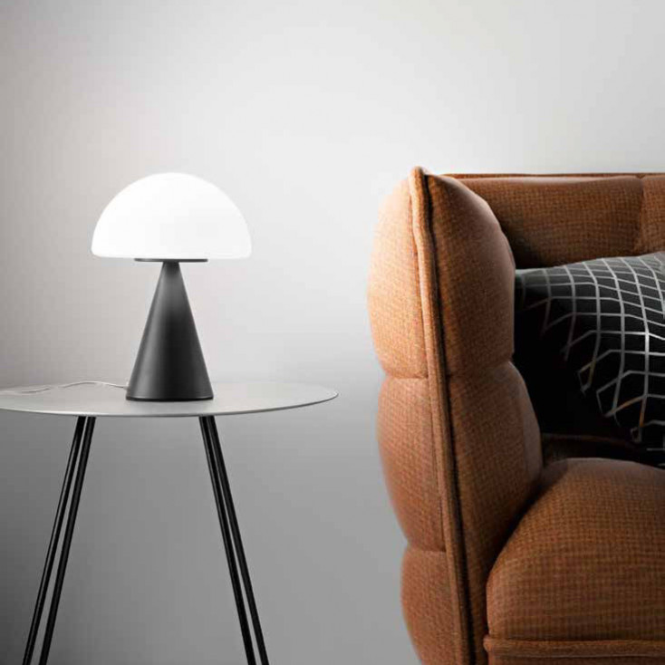 Lampada da tavolo a led con struttura in metallo e diffuosre in vetro soffiato