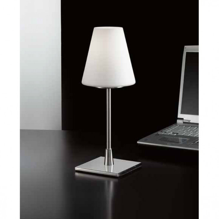 Lampada da tavolo in metallo con paralume in vetro soffiato dal design moderno
