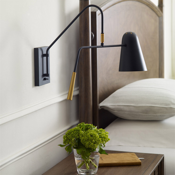 Lampada da parete moderna con struttura e diffusore in acciaio
