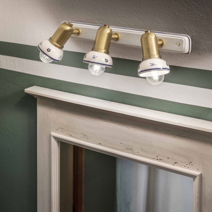 Applique da parete rustica con tre paralumi in ceramica decorata a mano