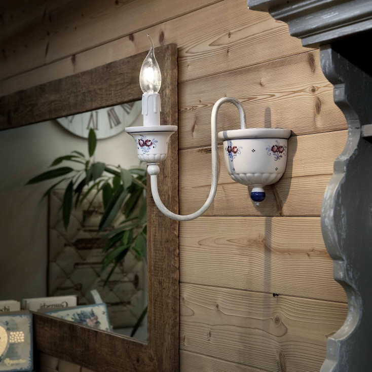 Applique da parete rustica in metallo con dettagli in ceramica decorati a mano