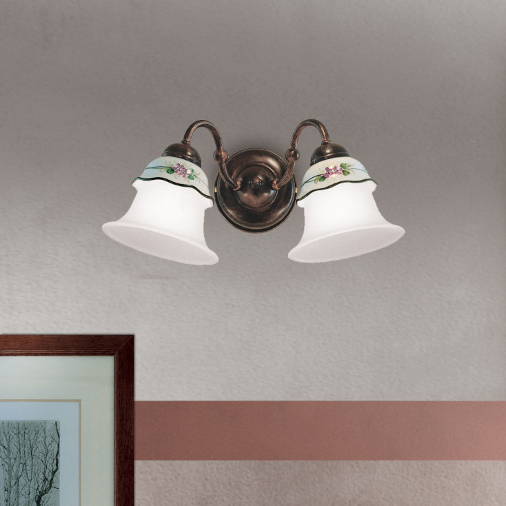 Applique rustica in metallo e ceramica decorata a mano con diffusori in vetro