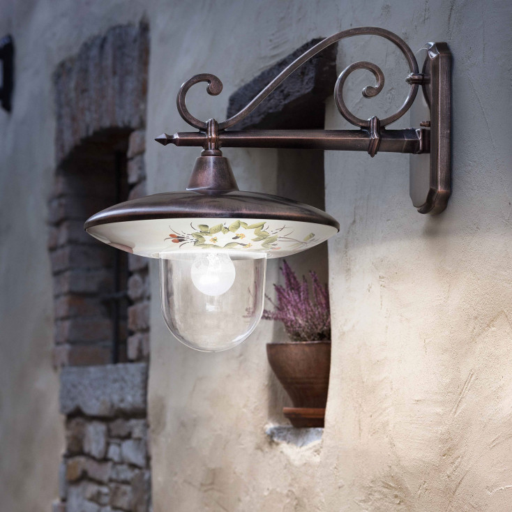 Lampada a parete per esterno con paralume in ceramica decorata a mano