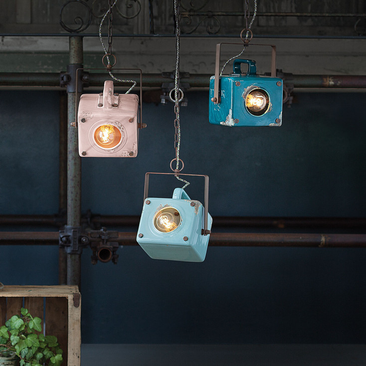 Lampada a sospensione dal design industrial con diffusore a cubico in ceramica