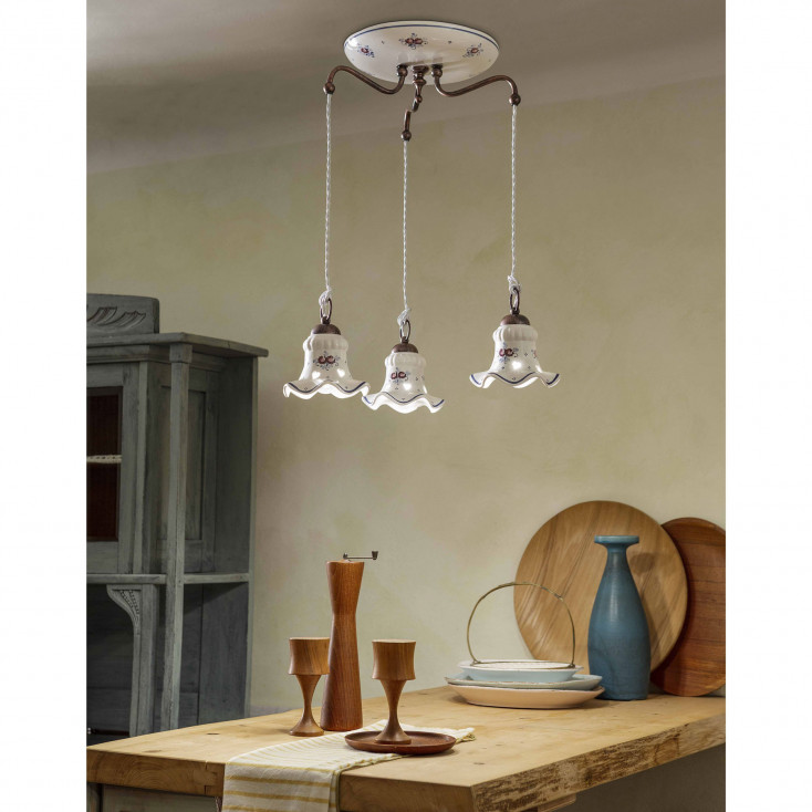 Lampada a sospensione rustica con pendenti in ceramica dipinta a mano