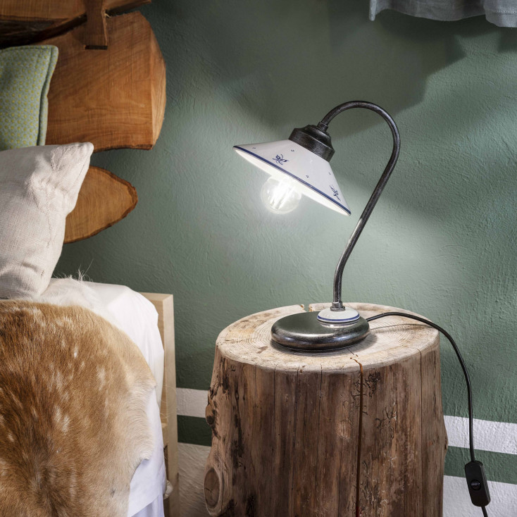 Lampada da comodino in metallo con paralume in ceramica dallo stile rustico