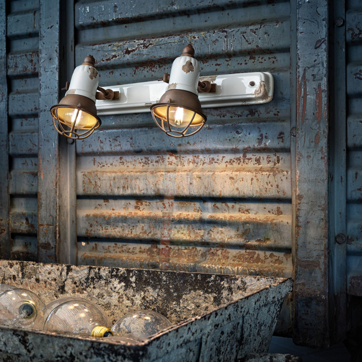 Lampada da parete dal design industrial con 2 diffusori a griglia in ceramica