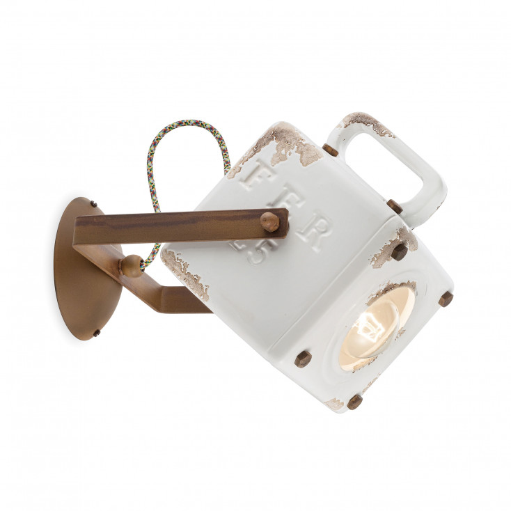 Lampada da parete dal design industrial con diffusore a cubico in ceramica