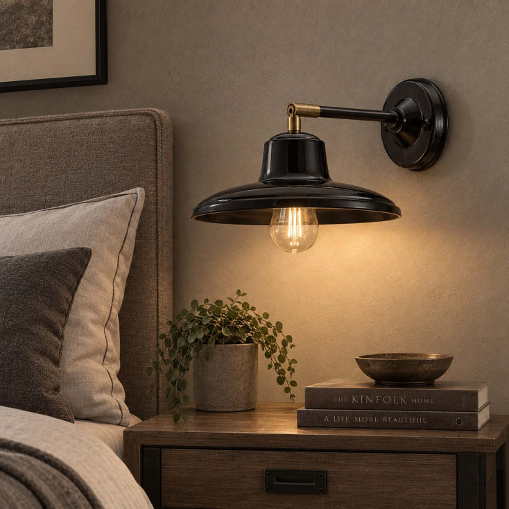 Lampada da parete dal design industrial con diffusore in ceramica