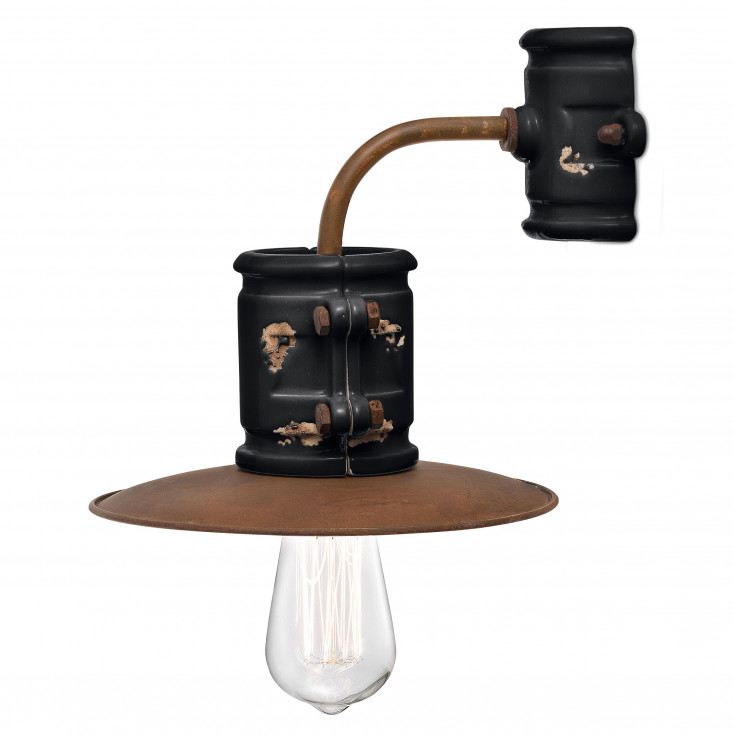 Lampada da parete dal design industrial in ceramica con paralume in metallo