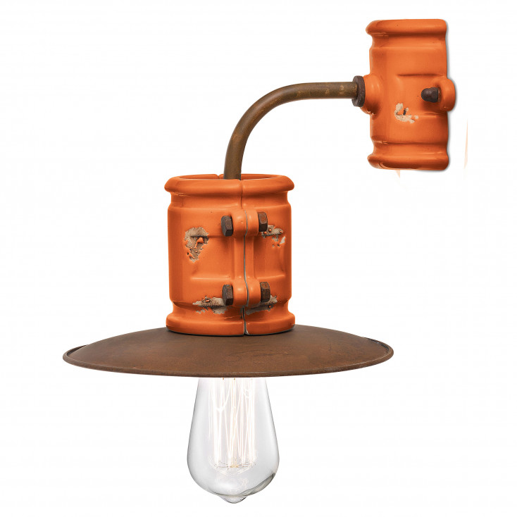 Lampada da parete dal design industrial in ceramica con paralume in metallo
