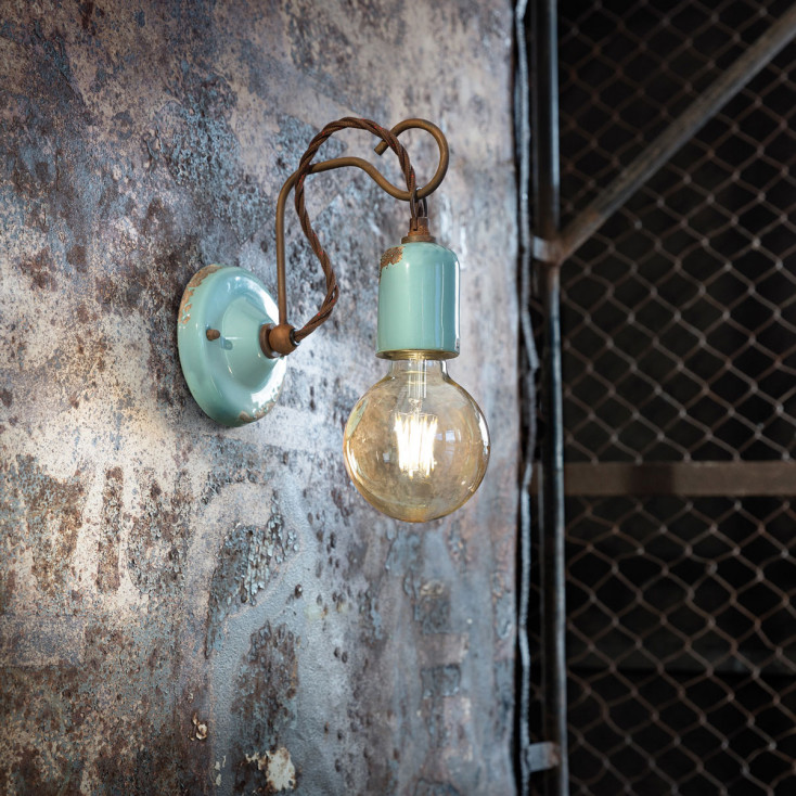 Lampada da parete in stile industrial con struttura in ceramica