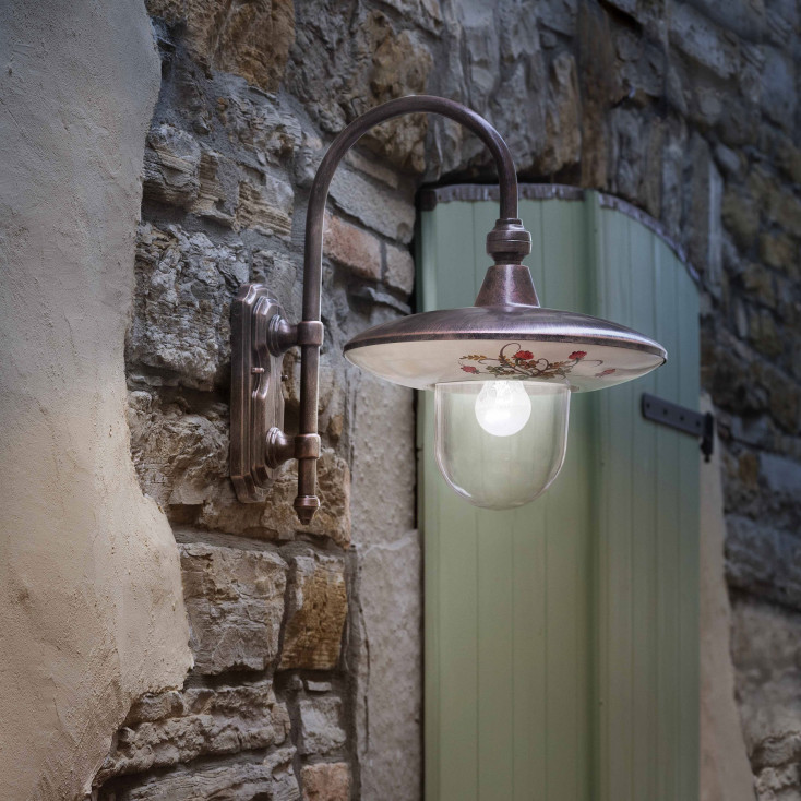 Lampada da parete per esterno con paralume in ceramica decorata a mano