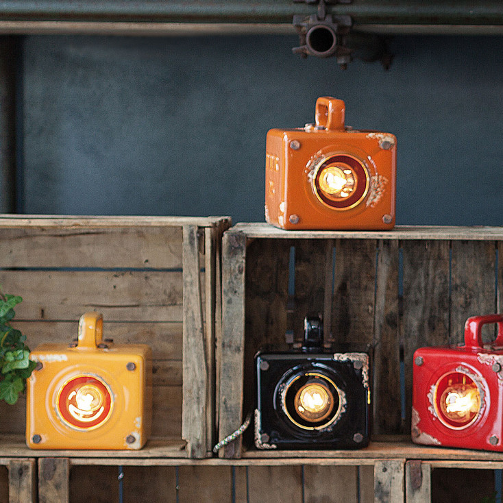 Lampada da tavolo dal design industrial con diffusore cubico in ceramica