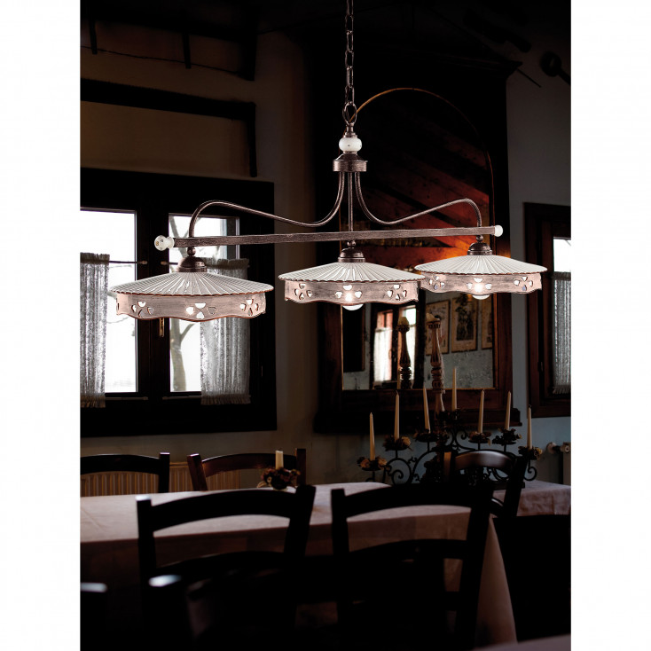 Lampadario in metallo con tre diffusori in ceramica dal design rustico