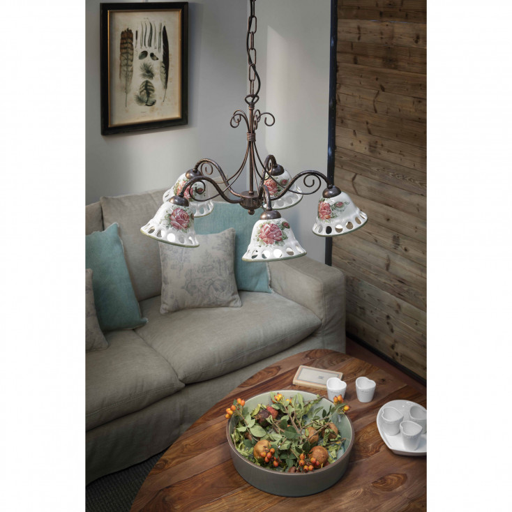 Lampadario rustico in metallo con cinque diffusori in ceramica decorati a mano