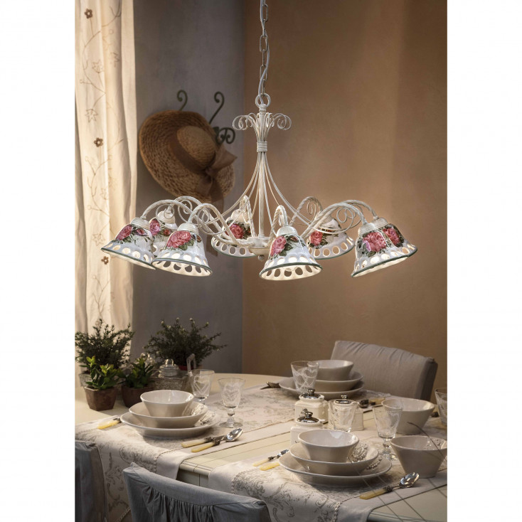 Lampadario rustico in metallo con otto diffusori in ceramica decorati a mano
