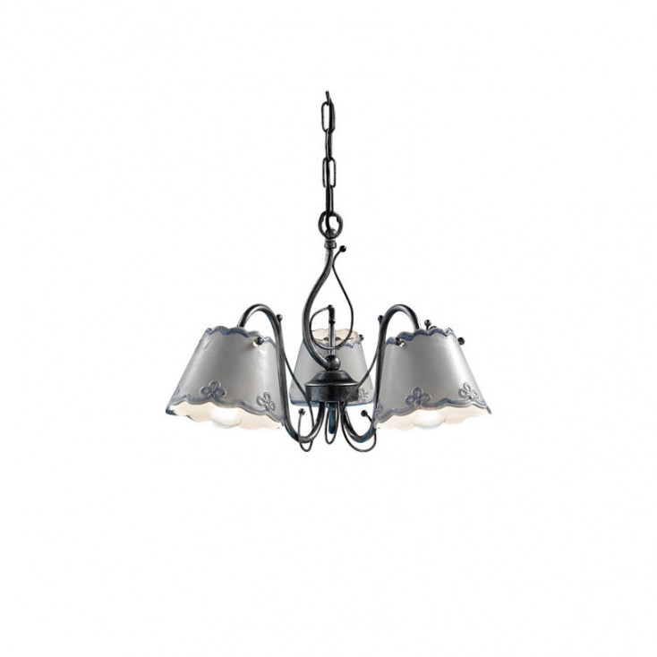 Lampadario rustico in metallo con tre paralumi in ceramica decorati a mano