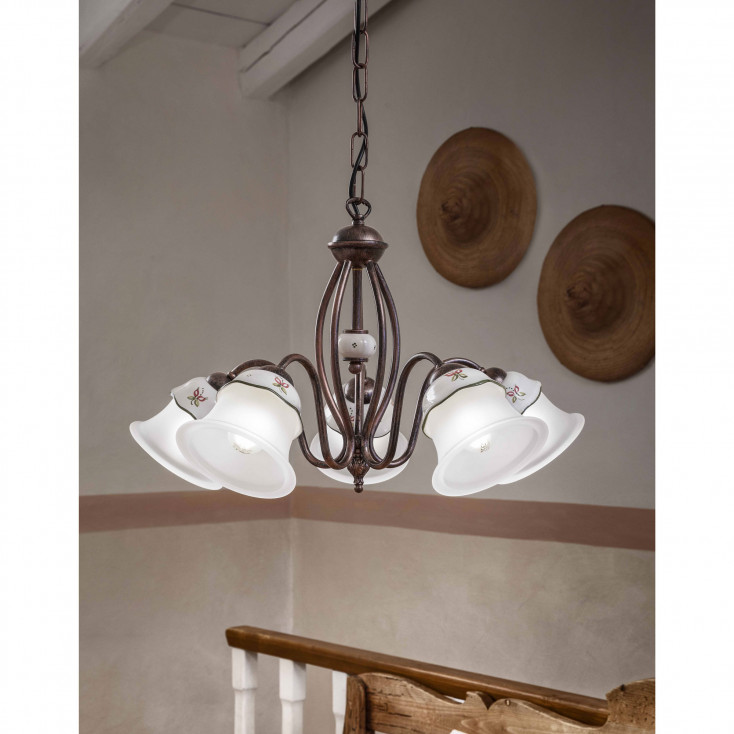 Lampadario rustico in metallo e ceramica decorata a mano con diffusori in vetro
