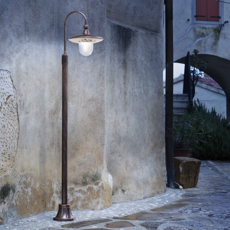 Lampione da esterno in alluminio con paralume in ceramica decorata a mano