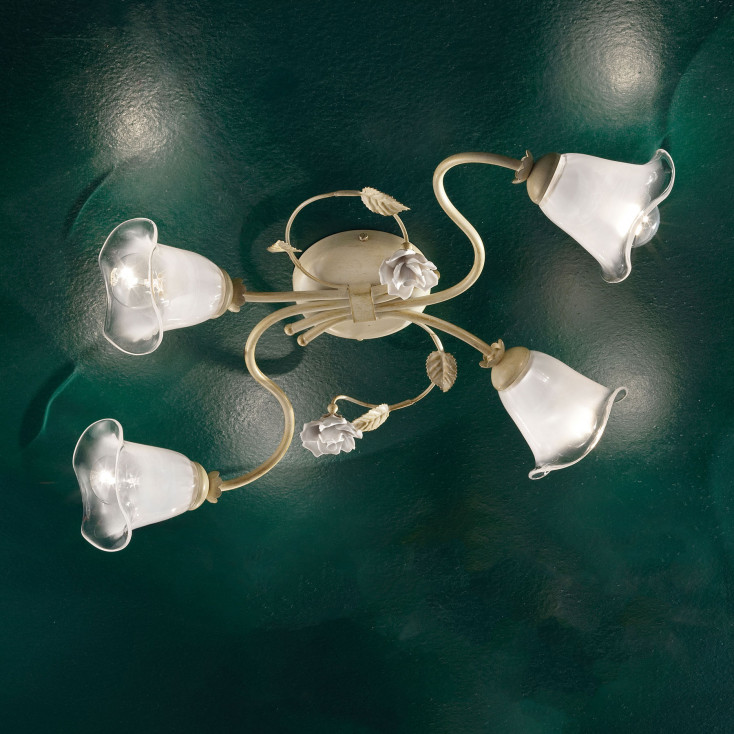 Plafoniera classica con quattro diffusori in vetro e dettagli in ceramica